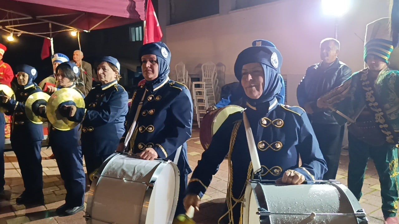 BİLECİK'TE DÜN GECE DÜZENLENEN 'CUMHURİYET YÜRÜYÜŞÜ'NDE YÜZLERCE KİŞİ TEK YÜREK OLURKEN, KADIN...