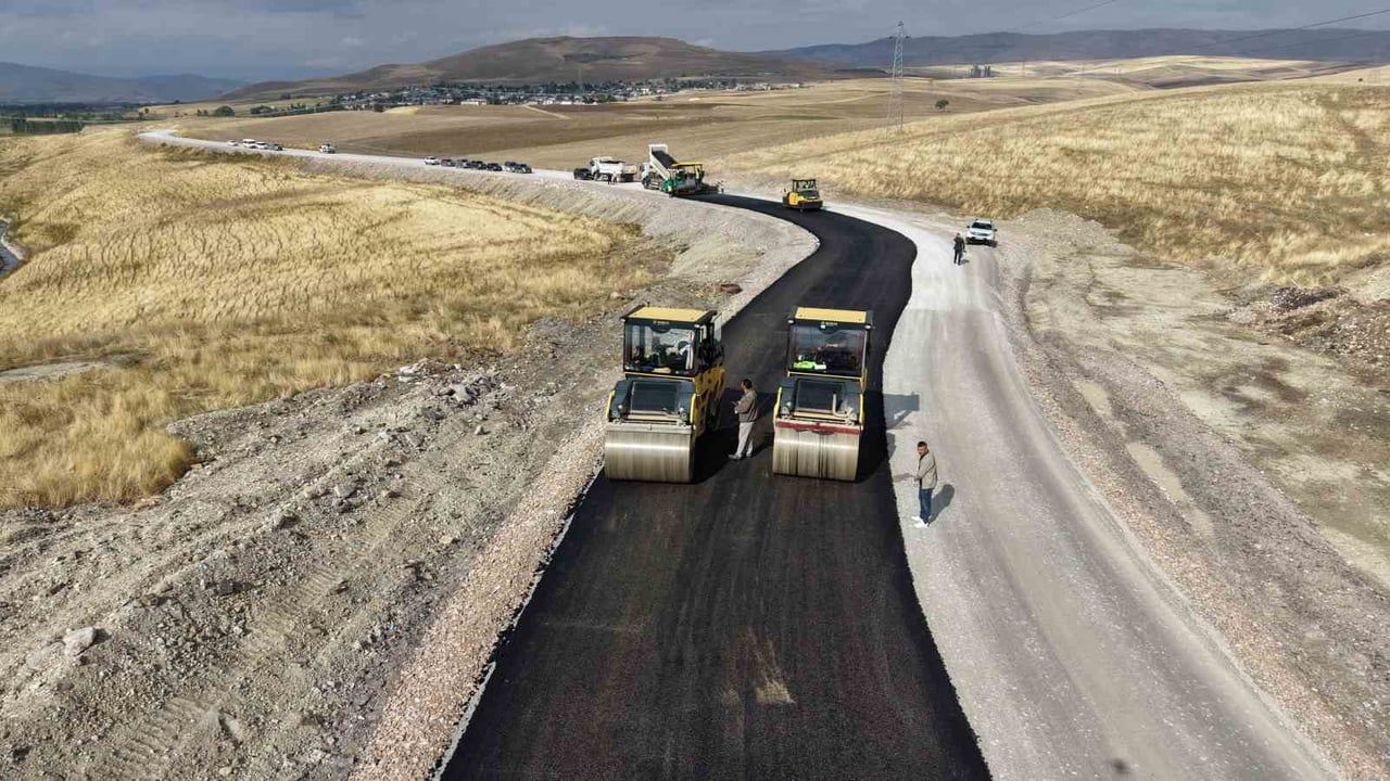 MUŞ'TA KÖY YOLLARININ ULAŞIM KALİTESİNİ ARTIRMAK AMACIYLA SÜRDÜRÜLEN BİTÜMLÜ SICAK KARIŞIM (BSK)...