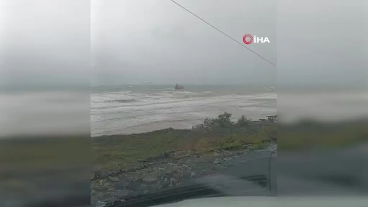 Çatalca’da fırtına nedeniyle sürüklenen gemi karaya oturdu