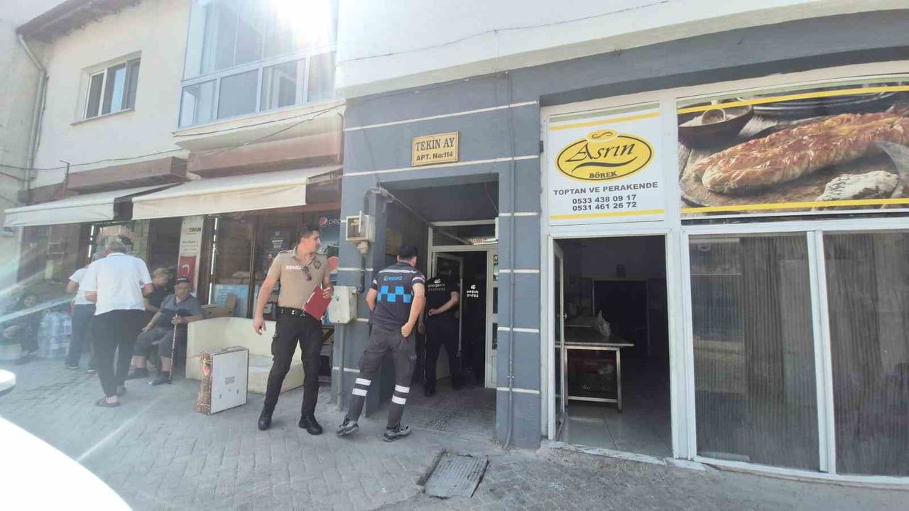 ESKİŞEHİR'DE BİR APARTMAN DAİRESİNDE DOĞALGAZLI OCAĞIN SAATLERCE AÇIK UNUTULMASI SONUCU SOKAĞA...