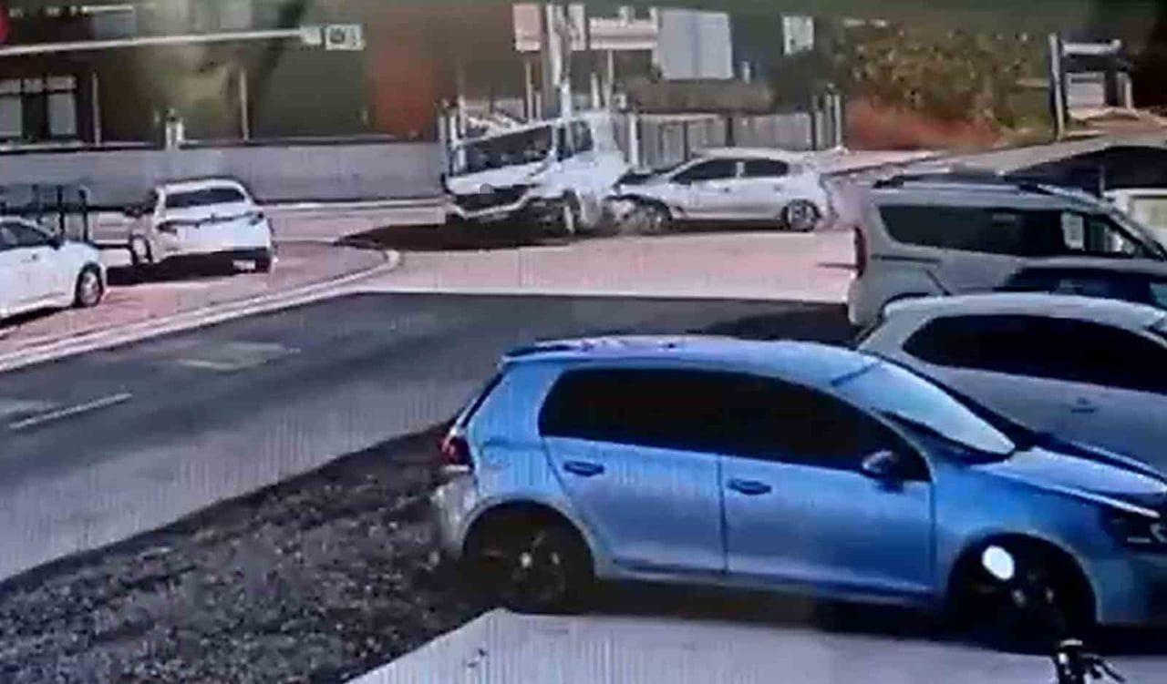 DÜZCE'DE OTOMOBİLİN ÇARPTIĞI MİNİBÜS, PARK HALİNDEKİ ARACIN ÜZERİNE ÇIKTI. 3 KİŞİNİN YARALANDIĞI...