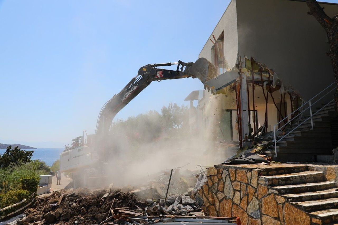 BODRUM’DA KAÇAK YAPILARDA YIKIM ÇALIŞMALARI SÜRÜYOR