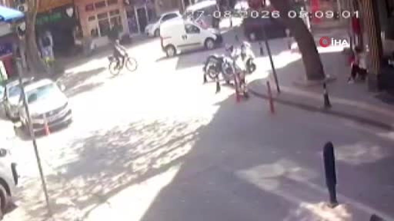 Motosiklet ile otomobil böyle çarpıştı