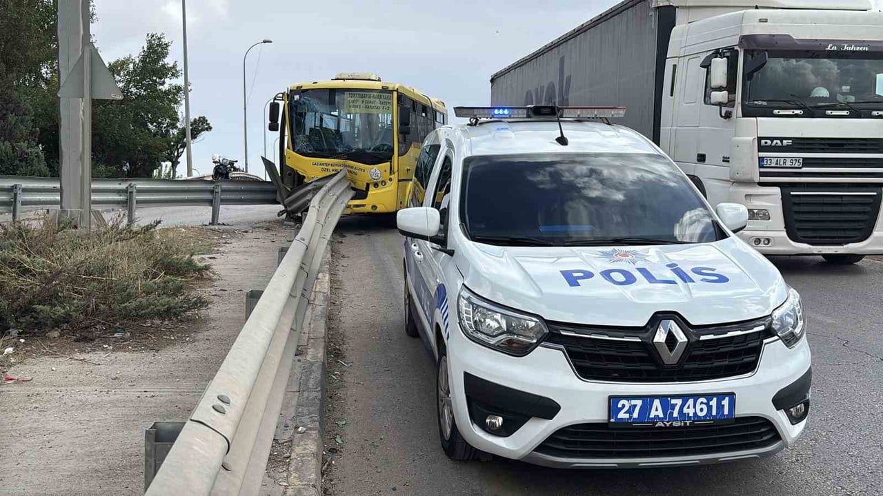 GAZİANTEP'TE KONTROLDEN ÇIKIP YOL KENARINDAKİ DEMİR BARİYERLERE ÇARPAN HALK OTOBÜSÜNDEKİ 9 KİŞİ...