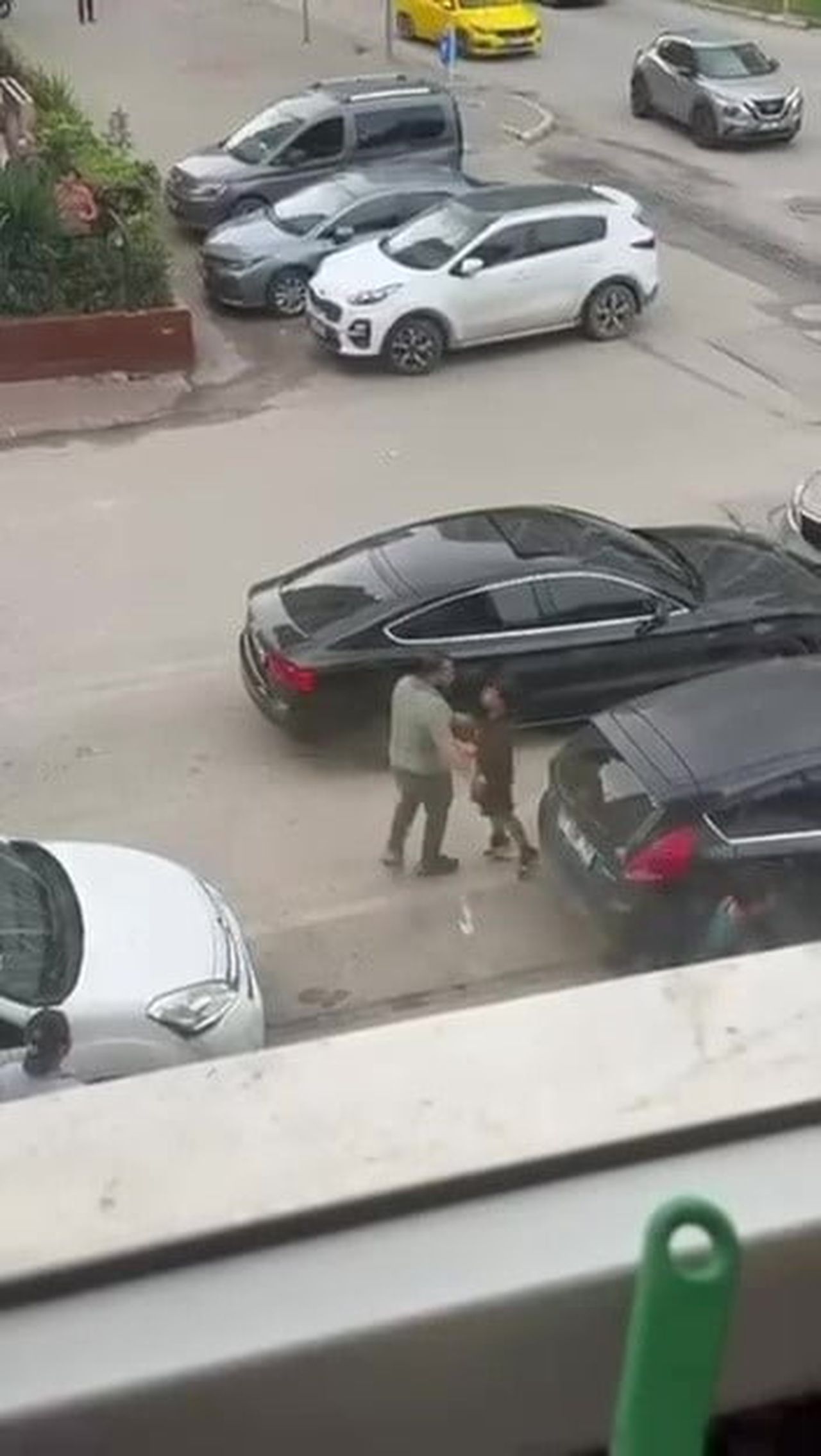 ADANA’DA BİR KİŞİ SOKAK ORTASINDA TARTIŞTIĞI KADINI DÖVDÜ. O ANLAR SANİYE SANİYE GÖRÜNTÜLENİRKEN...