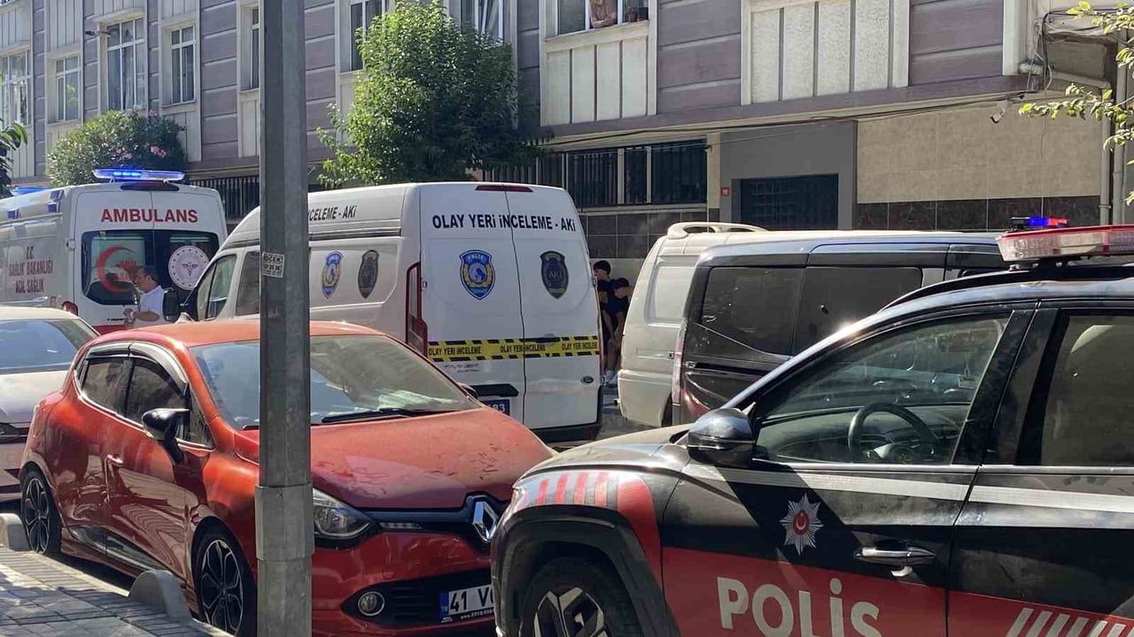OLAY YERİ İNCELEME EKİPLERİNİN DAİREDE YAPTIĞI ÇALIŞMALARIN ARDINDAN ŞAHSIN CANSIZ BEDENİ, OTOPSİ...