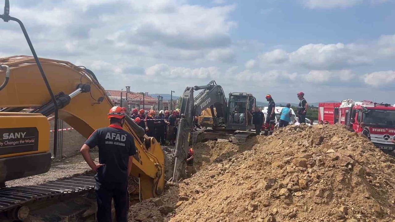 TUZLA'DA TOPRAK ALTINDA KALAN İŞÇİNİN KURTARILMASI İÇİN ÇALIŞMA BAŞLATILDI.
