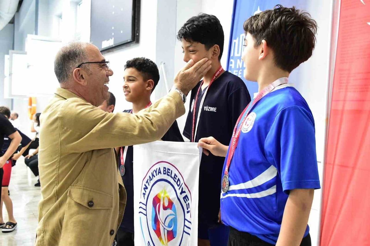 ANTAKYA BELEDİYE BAŞKANI İBRAHİM NACİ YAPAR, YÜZME TURNUVASINDA DERECEYE GİREN SPORCULARA KUPA VE...
