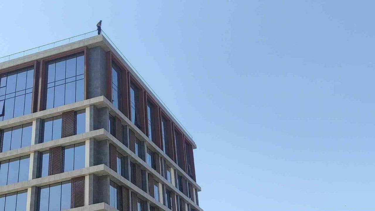 DİYARBAKIR’DA BİR KİŞİ, ÜCRETİNİ ALAMADIĞI GEREKÇESİYLE ÇALIŞTIĞI İNŞAATIN SON KATINA ÇIKIP...