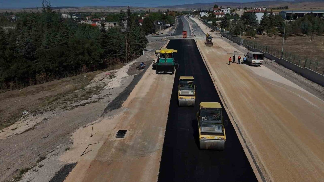 ESKİŞEHİR BÜYÜKŞEHİR BELEDİYESİ YOL YAPIM BAKIM VE ONARIM DAİRESİ BAŞKANLIĞI EKİPLERİ, KENT...