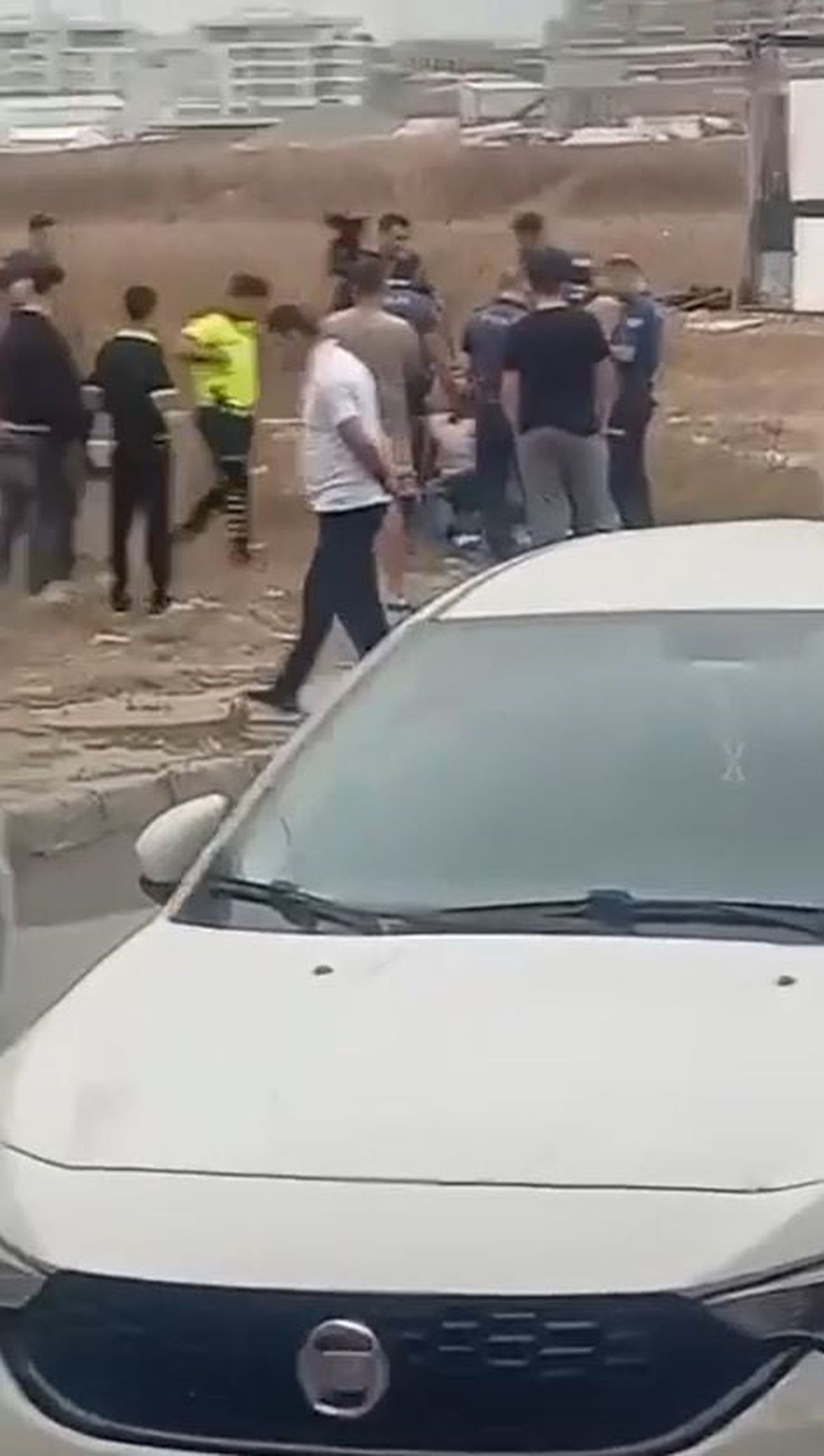 İSTANBUL'UN ARNAVUTKÖY İLÇESİNDE POLİS EKİPLERİNİN ŞÜPHE ÜZERİNE DURDURMAK İSTEDİĞİ ARAÇ SÜRÜCÜSÜ...