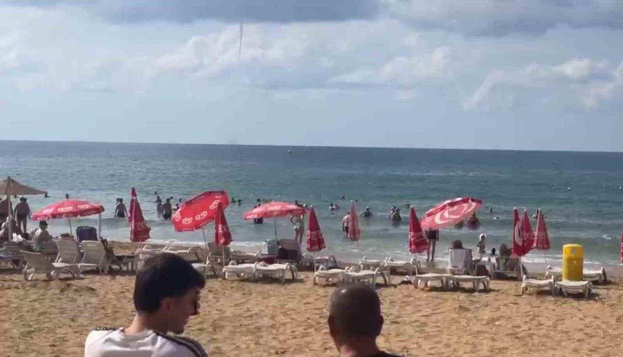ANTALYA’NIN ALANYA İLÇESİNDE SABAH SAATLERİNDE DENİZ ÜZERİNDE OLUŞAN HORTUM, VATANDAŞLAR VE...