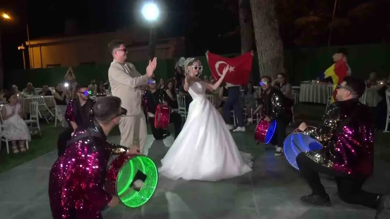 ROMANYA'DA TANIŞAN TÜRK VE ROMANYALI GENÇLERİN ARKADAŞLIKLARI AŞKA DÖNÜŞTÜ. EVLENME KARARI ALAN...