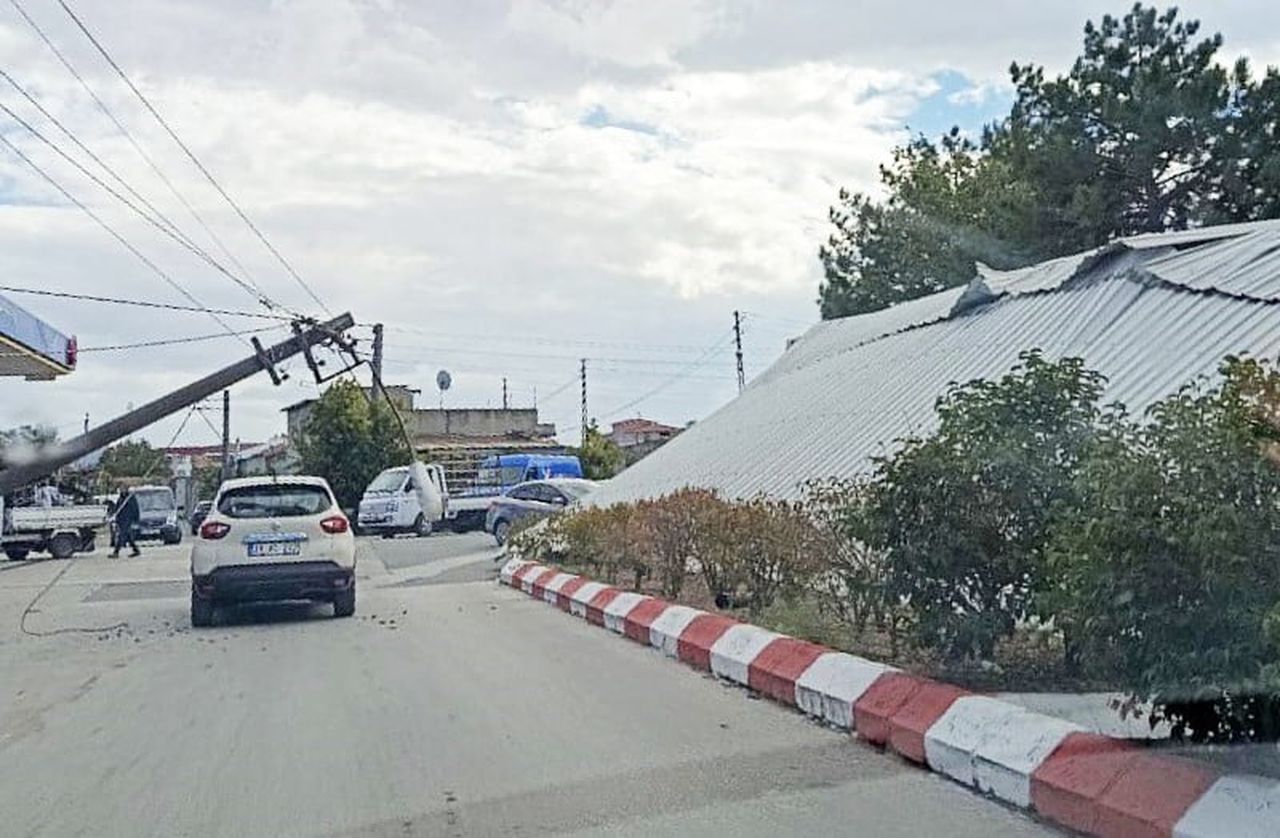 ŞİDDETLİ RÜZGAR ÇATIYI UÇURDU. HAVALANDIĞI SIRADA SAVRULAN ÇATI PARÇALARI, BÖLGEDE BULUNAN...