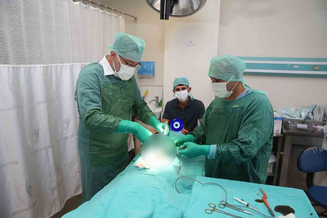 BAŞKAN KUMBUL, DOKTOR KİMLİĞİYLE SÜNNET OPERASYONLARINI BAŞARIYLA GERÇEKLEŞTİRDİ
