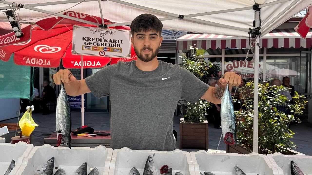 PALAMUTTAKİ BOLLUĞUN HEM KENDİLERİNİ HEM DE VATANDAŞI MEMNUN ETTİĞİNİ BELİRTEN BALIKÇI ESNAFI...