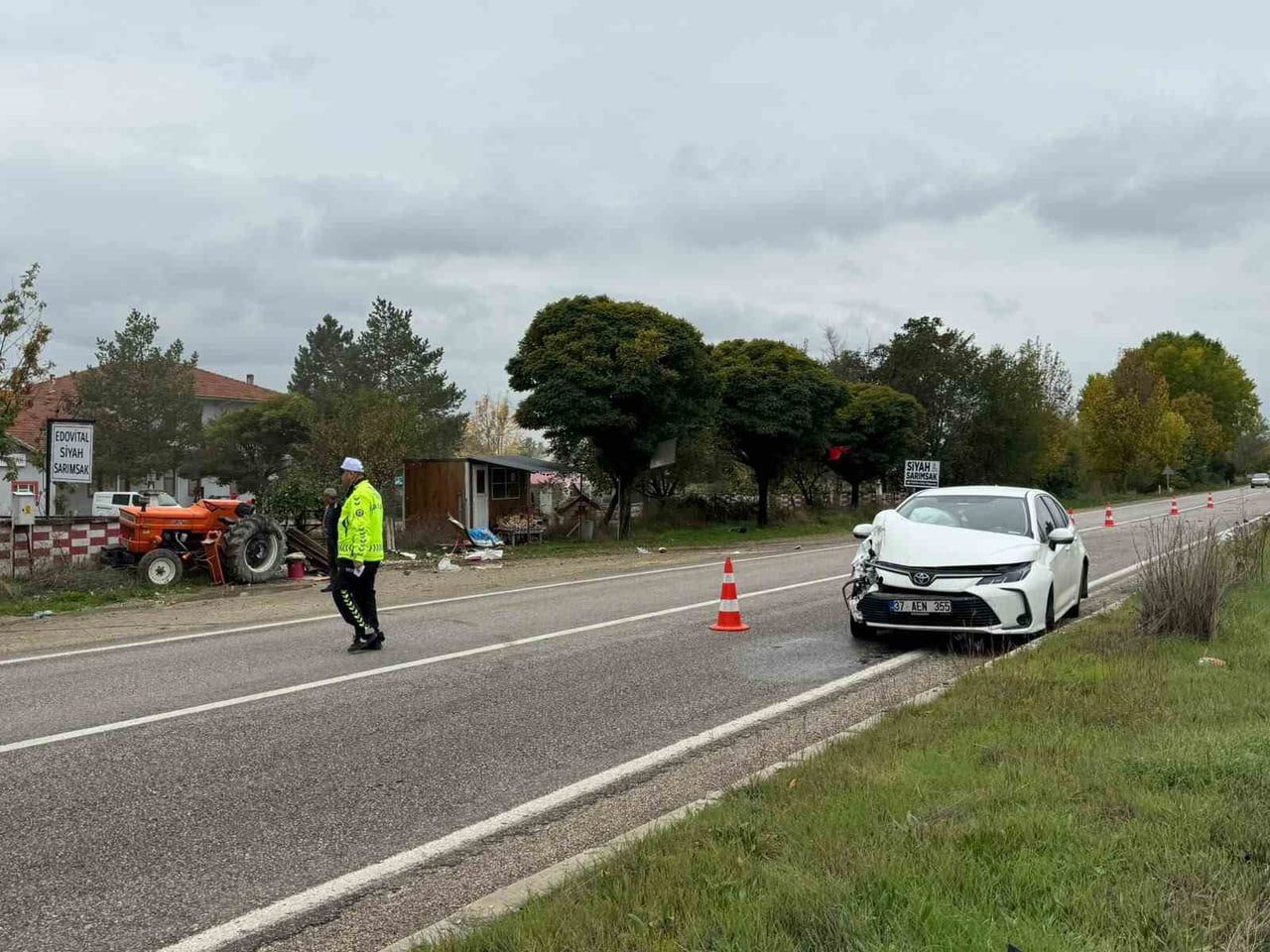 KASTAMONU'NUN TAŞKÖPRÜ İLÇESİNDE TRAKTÖRE ARKADAN ÇARPAN OTOMOBİLİN SÜRÜCÜSÜ...