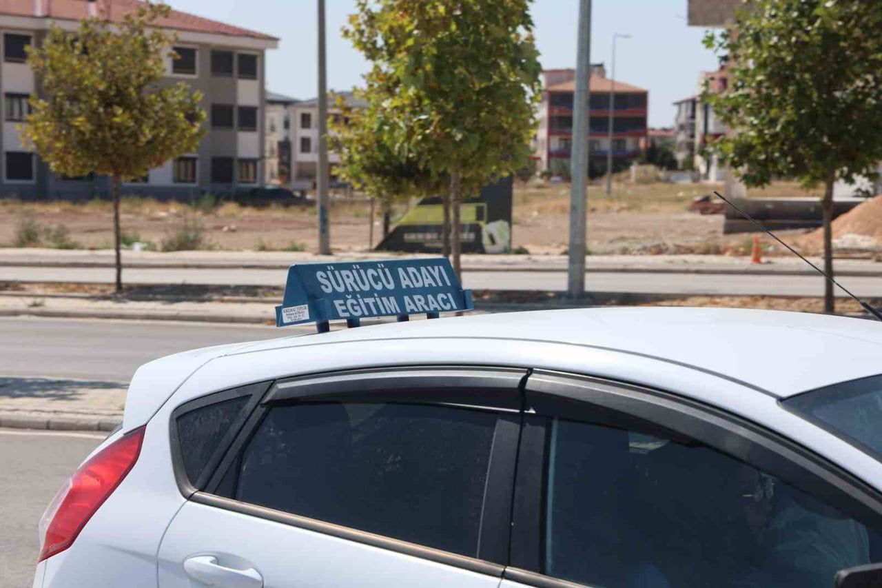 EHLİYET SINAVLARINDA BELİRLİ BİR GÜZERGAHIN EZBERLENMESİNE DAYALI UYGULAMANIN YERİNE, ADAYLARIN...