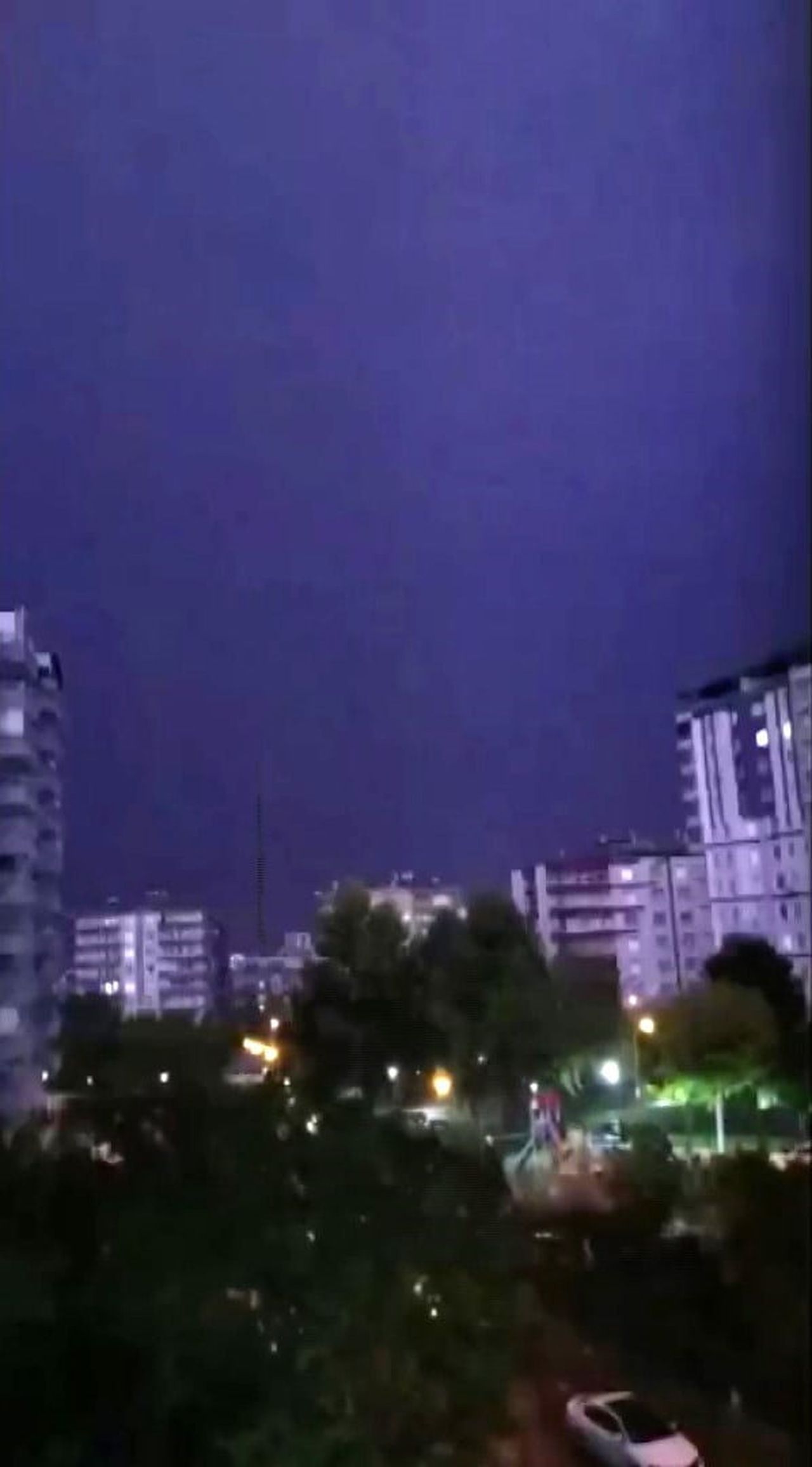 SAĞANAK YAĞIŞ İLE BİRLİKTE ÇAKAN ŞİMŞEKLER GECEYİ GÜNDÜZE ÇEVİRDİ.