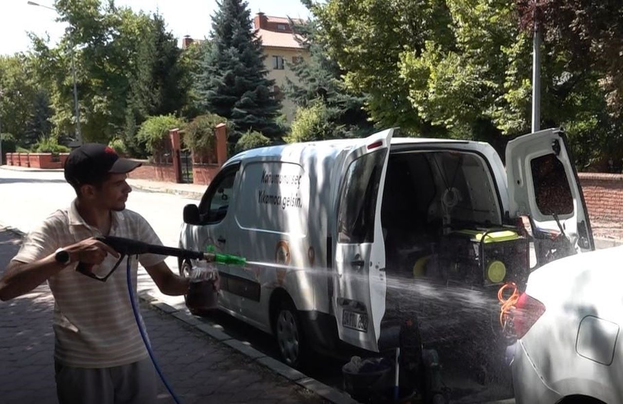 ÖZEL DONANIMLI ARACIYLA OTO YIKAMA HİZMETİNİ SÜRÜCÜLERİN AYAĞINA GÖTÜRÜYOR. SU VE ELEKTRİK...