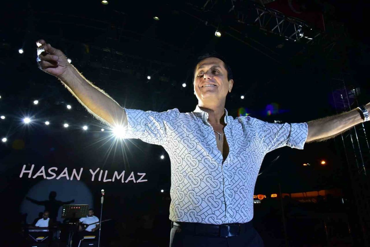 HASAN YILMAZ, KONSERDE SAHNE ALDI.