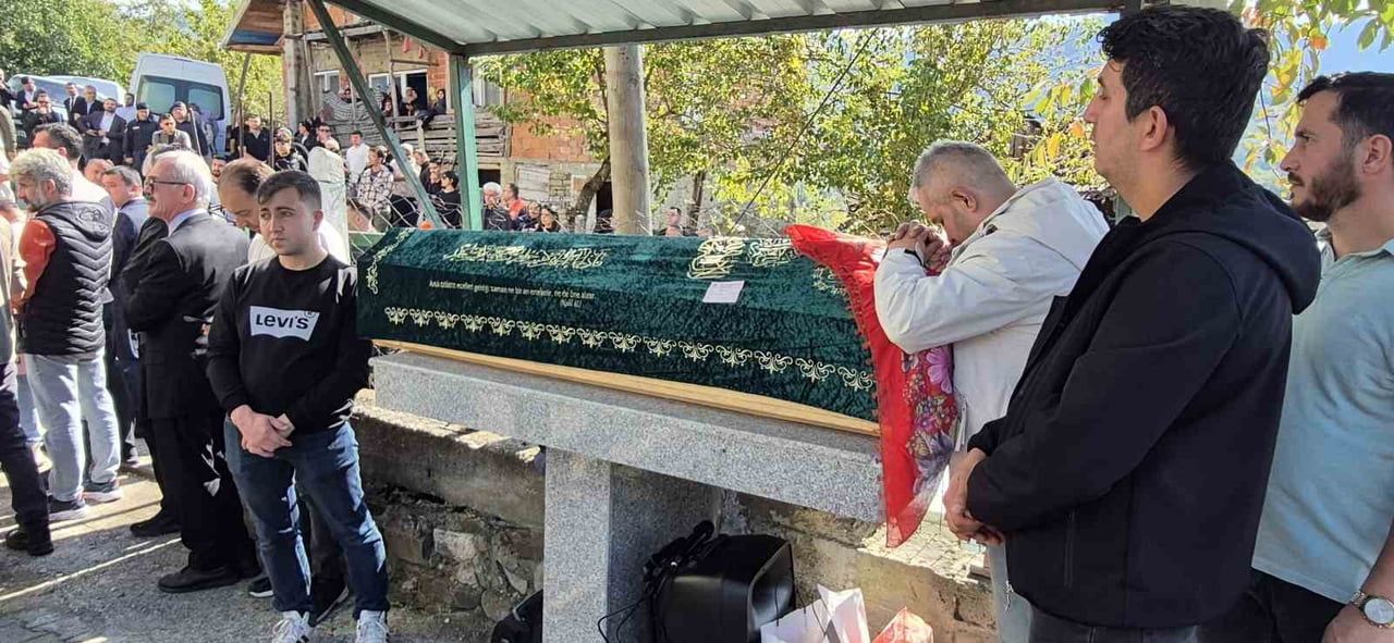 İSTANBUL’UN BAŞAKŞEHİR İLÇESİNDE BİR OKULDA MEYDANA GELEN BIÇAKLI SALDIRIDA AĞIR YARALANARAK...