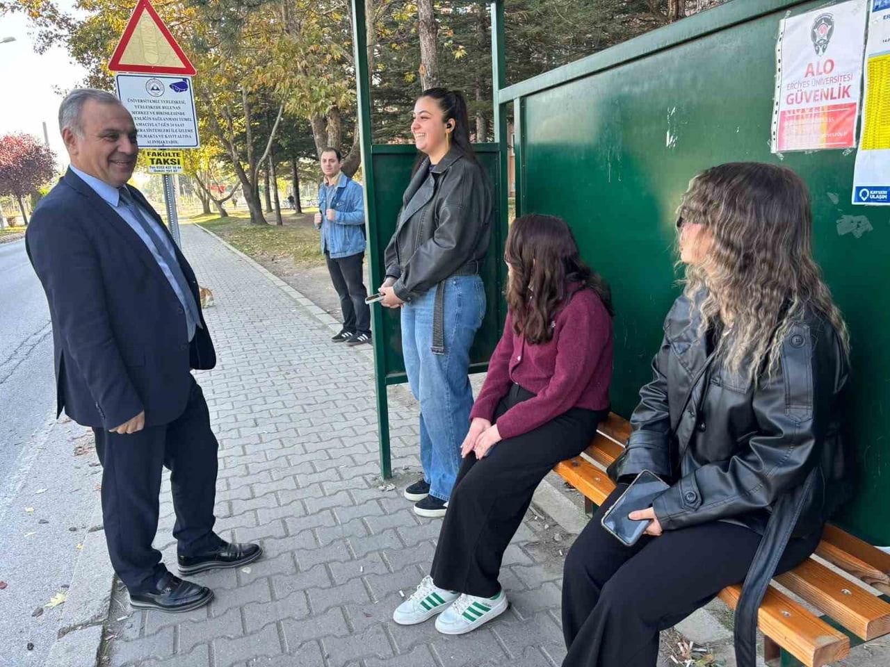 ERCİYES ÜNİVERSİTESİ (ERÜ) REKTÖRÜ PROF. DR. FATİH ALTUN; KAMPÜSTE YÜRÜYÜŞ SIRASINDA YOLDA...