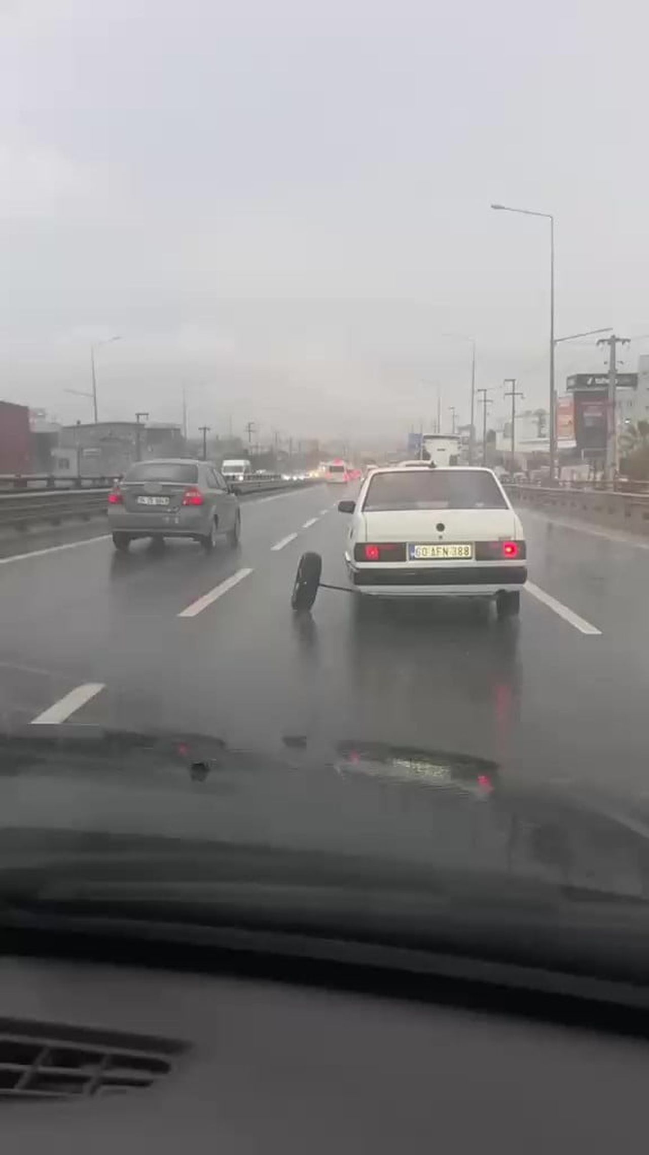 KOCAELİ D-100 KARAYOLU’NDA SEYİR HALİNDEKİ OTOMOBİLİN AKS DEMİRİ KIRILDI, ARKA TEKERLEKLERİNDEN...