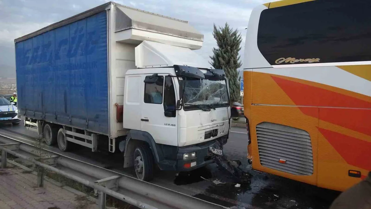 MALATYA'DA YOLCU OTOBÜSÜ İLE NAKLİYE KAMYONUNUN ÇARPIŞTIĞI KAZADA YARALANAN OLMAZKEN, KAZA...