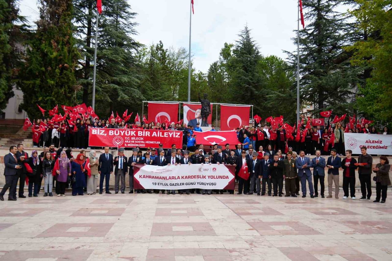 GAZİLER VE GENÇLER ELLERİNDEKİ TÜRK BAYRAKLARIYLA OMUZ OMUZA YÜRÜDÜLER