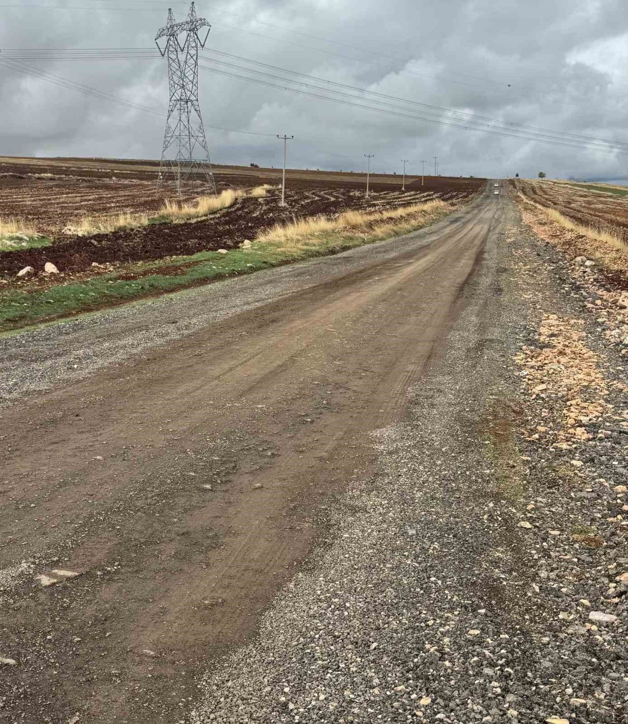 ADIYAMAN’DA, UZUN BİR SÜREDİR BOZUK OLAN KÖY YOLU VATANDAŞLARIN TEPKİSİNE NEDEN OLUYOR.