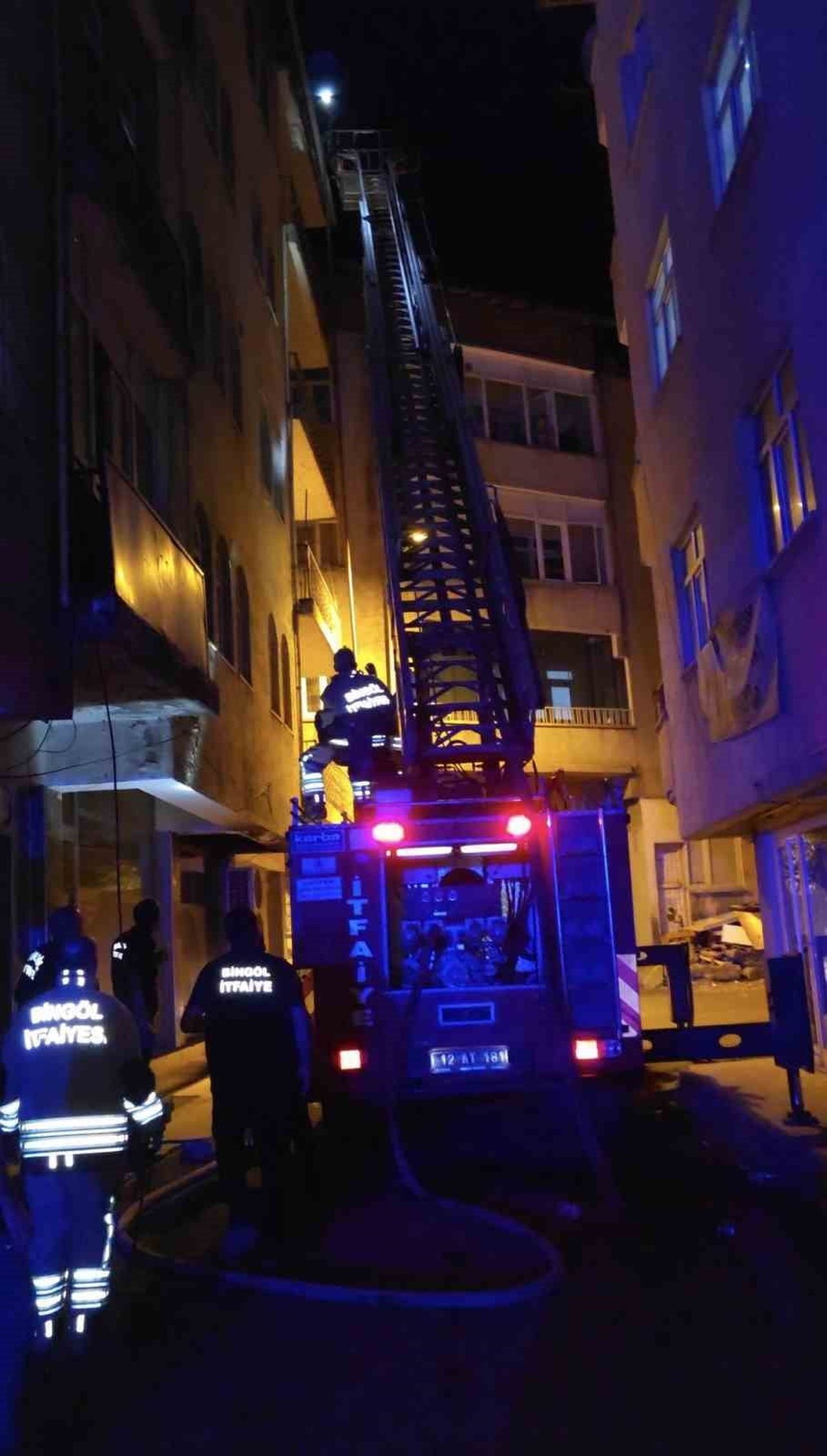 BİNGÖL'DE BİR BİNANIN BACA KISMINDA ÇIKAN YANGIN, İTFAİYE EKİPLERİNİN MÜDAHALESİYLE BÜYÜMEDEN...