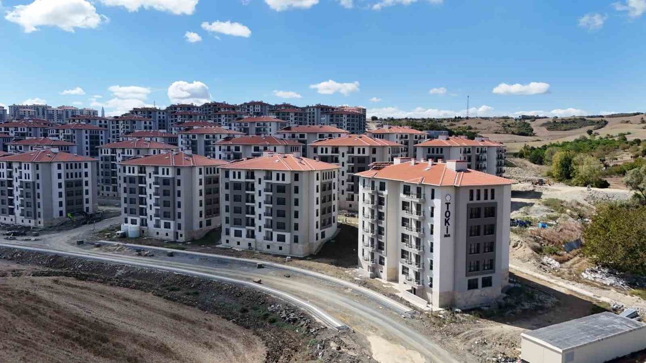 İSTANBUL'DA TOKİ TARAFINDAN HAYATA GEÇİRİLEN SOSYAL KONUT TAHSİS PROJESİ KAPSAMINDA İLK ETAPTA...
