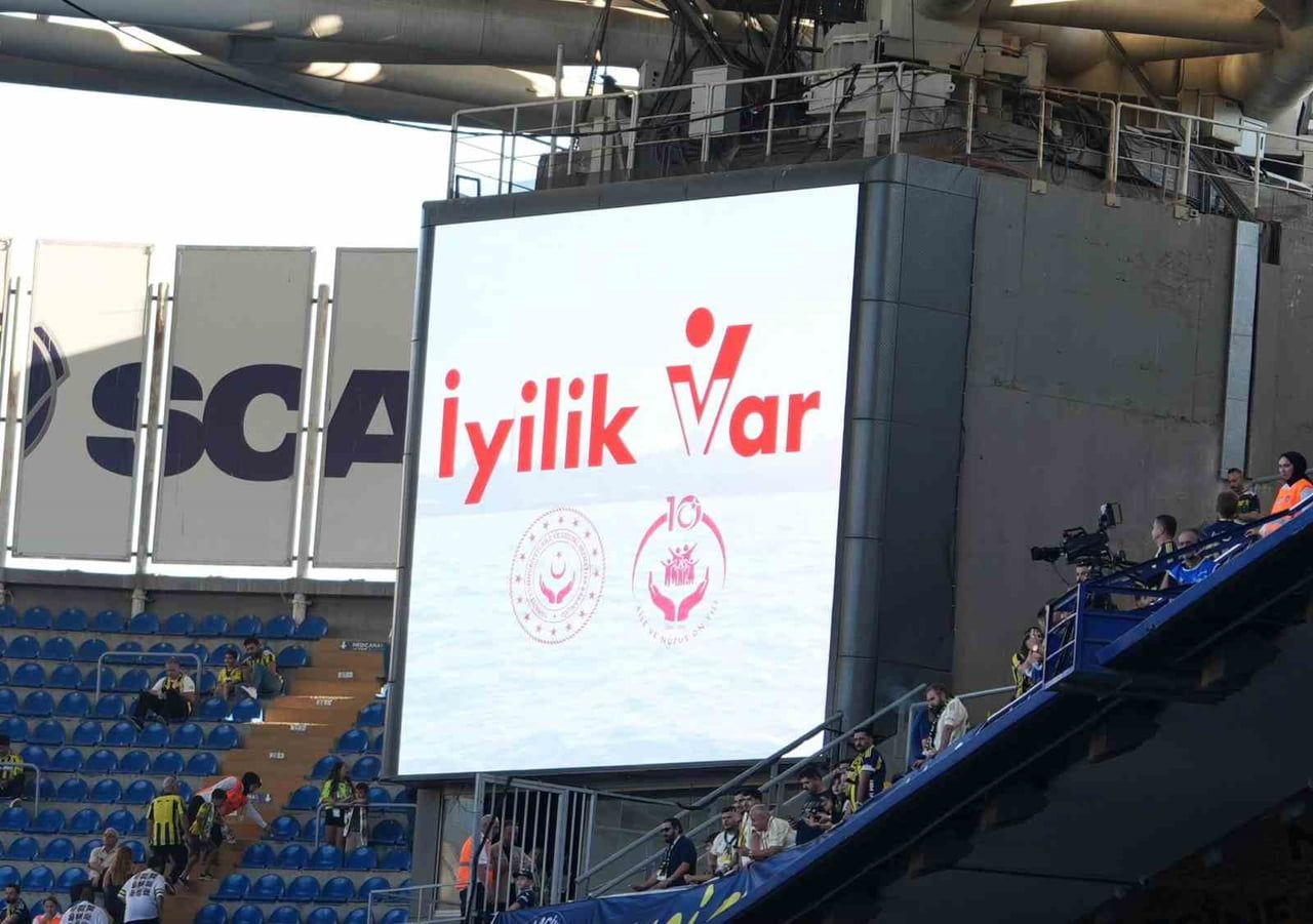 FENERBAHÇE - BEŞİKTAŞ DERBİSİNDE FUTBOLSEVERLERİN KARŞISINA ÇIKAN DEV KİTAP, DEV GİTAR VE DEV...