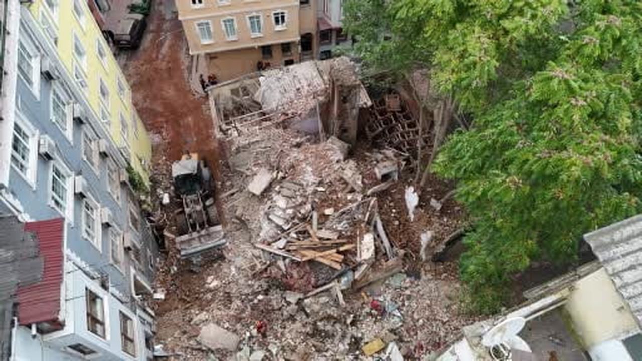 Beyoğlu’nda yerle bir olan bina böyle görüntülendi