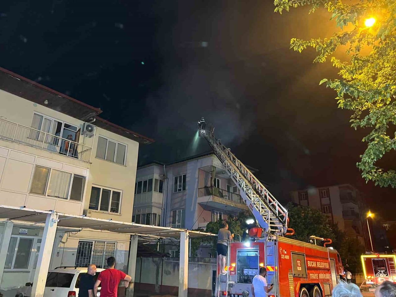 BURDUR’UN BUCAK İLÇESİNDE 3 KATLI BİNANIN SON KATINDA ÇIKAN YANGIN, İTFAİYE EKİPLERİNİN...