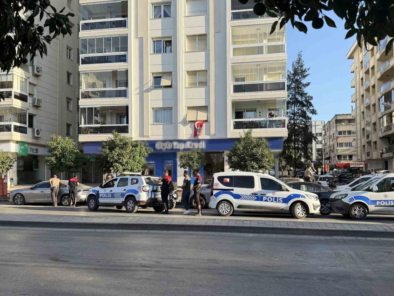 İZMİR'DE BİR BANKA ŞUBESİNDE SOYGUN GİRİŞİMİ İDDİASI EMNİYET GÜÇLERİNİ HAREKETE...