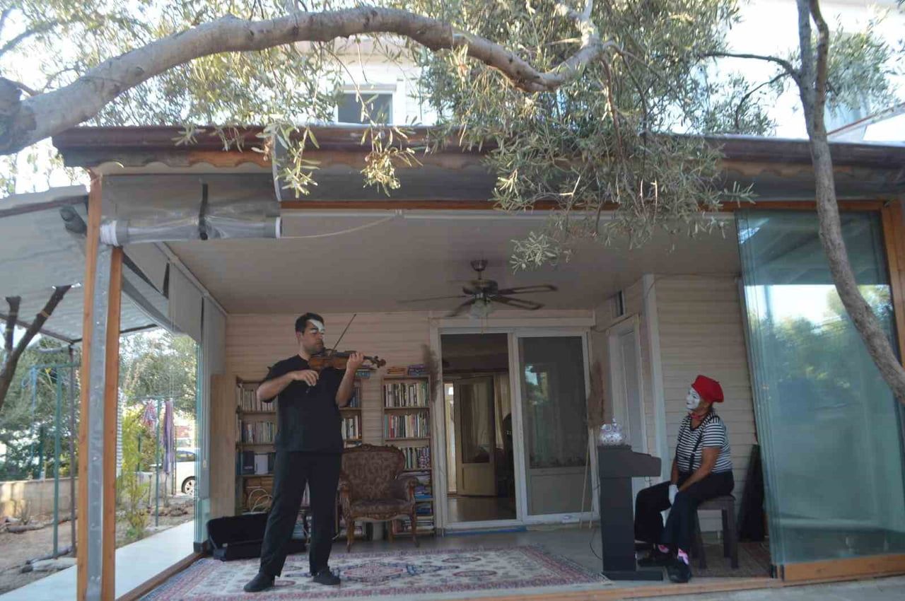 AYVALIK İLÇESİNDE, BİR EVİN BAHÇESİNDE GERÇEKLEŞTİRİLEN SIRA DIŞI SANAT GÖSTERİSİ, İZLEYENLERE...