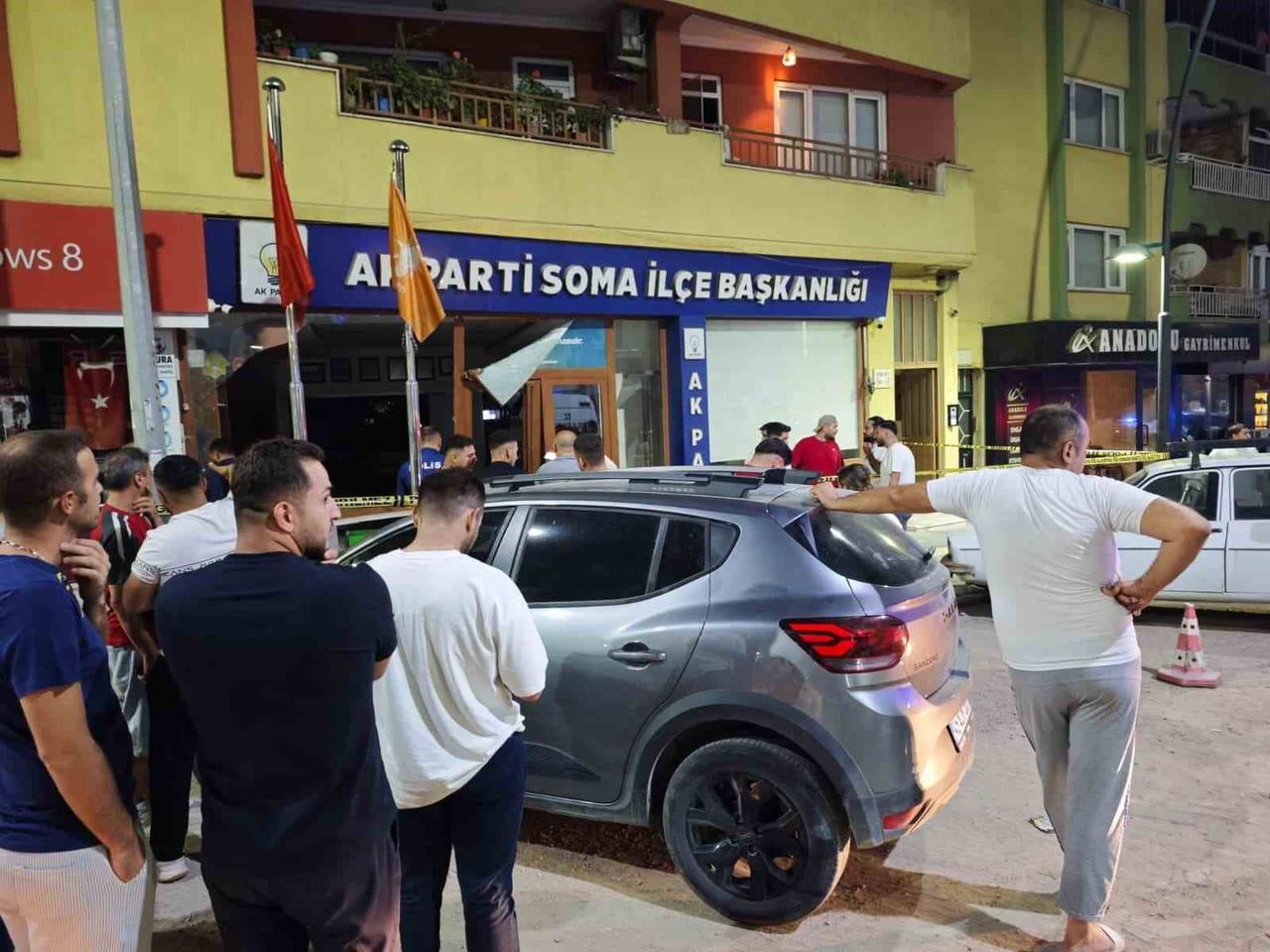 MANİSA'NIN SOMA İLÇESİNDE FRENİNİN BOŞALDIĞI İDDİA EDİLEN BİR OTOMOBİL, KONTROLDEN ÇIKARAK AK...