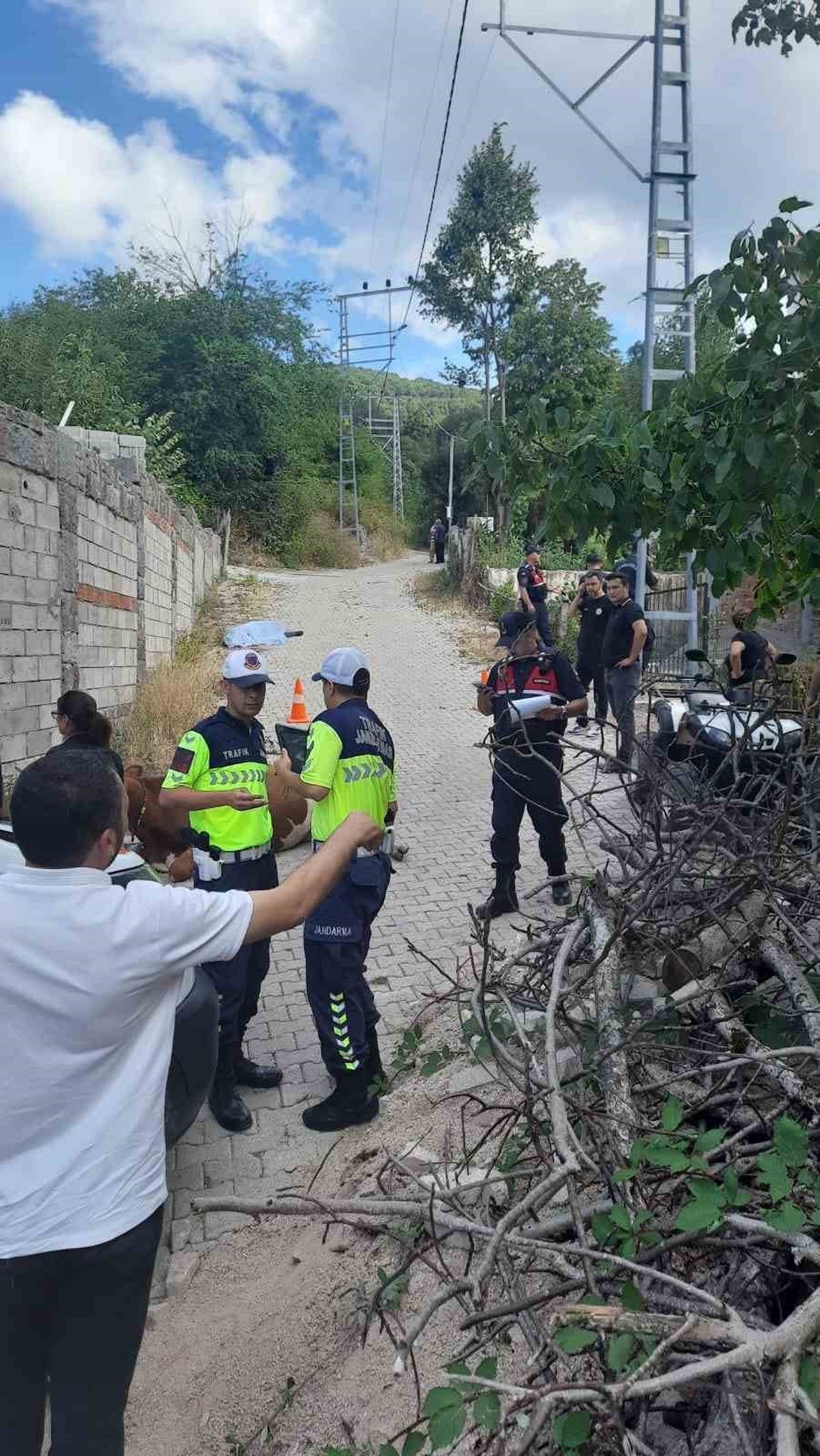 TOKAT’IN NİKSAR İLÇESİNDE YOKUŞ AŞAĞI SEYİR HALİNDEYKEN FRENİNİN PATLADIĞI İDDİA EDİLEN TRAKTÖRÜN...
