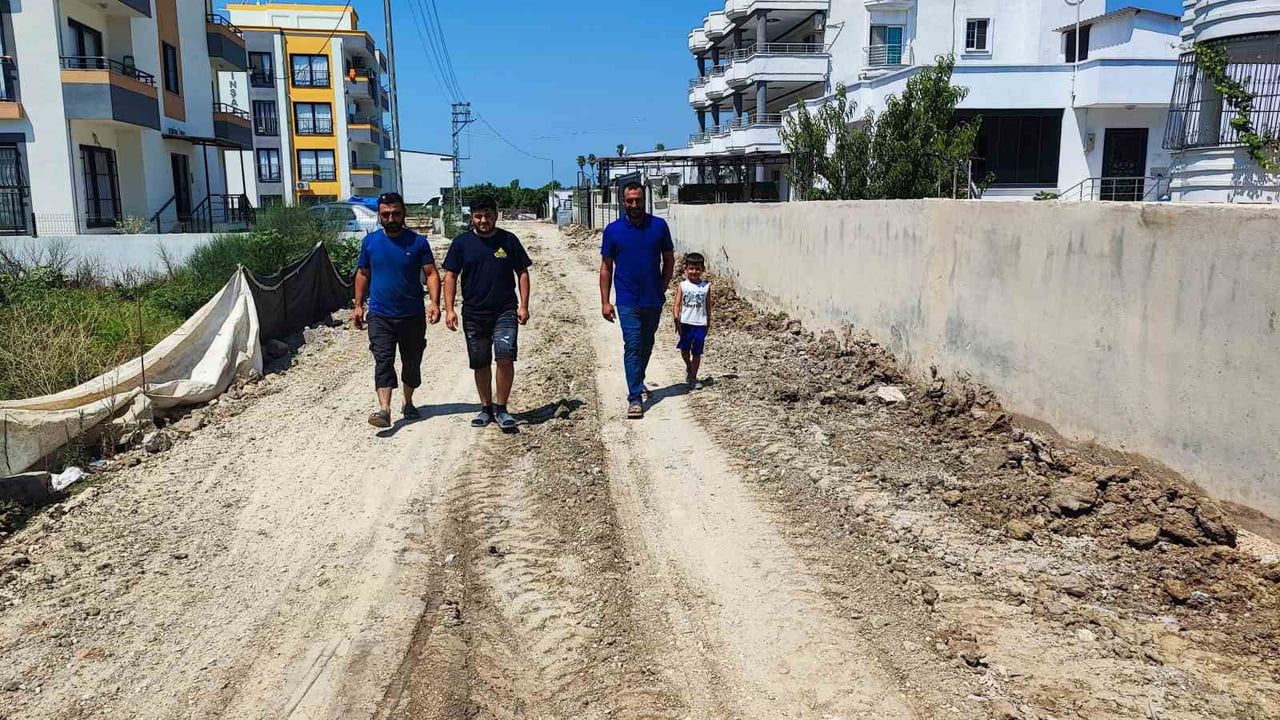 ADANA'DA BİR MAHALLEDE KANALİZASYON HATTI BULUNMAYAN VATANDAŞLAR, ASKİ'YE YAPTIKLARI BAŞVURULARDAN...