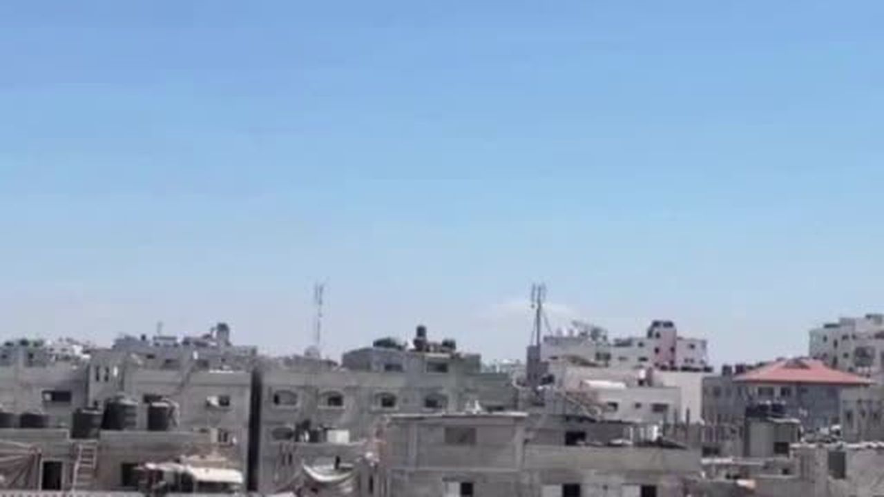 İsrail ordusu, Gazze Şeridi'nde sivillere ait 2 eve saldırı gerçekleştirdi.