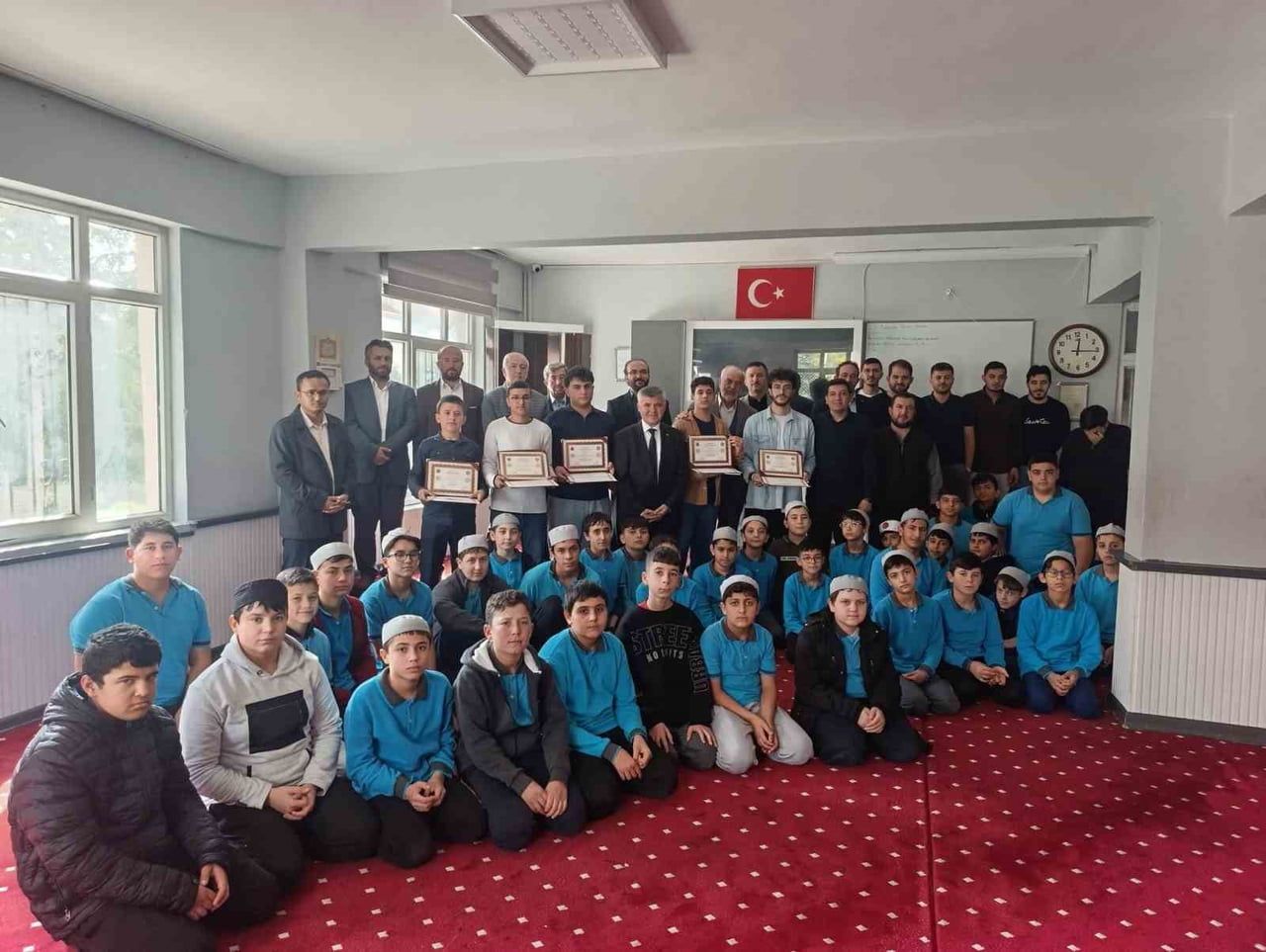 KORKUTELİ MÜFTÜLÜĞÜ MERKEZ ERKEK KUR'AN KURSU'NDA, HAFIZLIK EĞİTİMİNİ BAŞARIYLA TAMAMLAYAN...