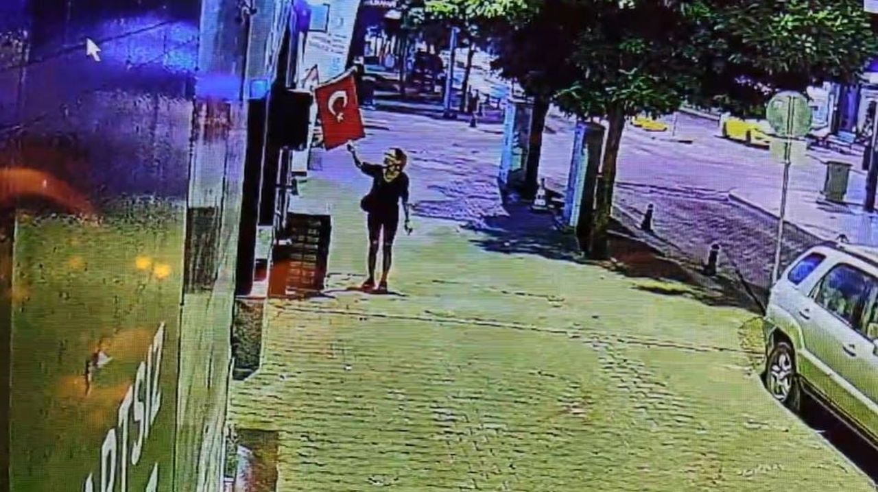 MUĞLA’NIN MERKEZ İLÇESİ MENTEŞE’DE SABAHA KARŞI BİR İŞ YERİNİN ÖNÜNDE ASILI BULUNAN TÜRK...