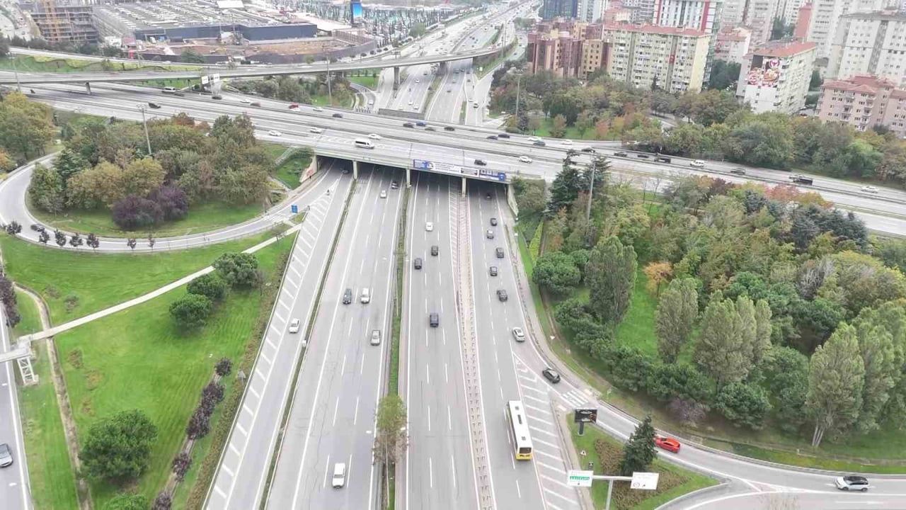 29 EKİM'DE İSTANBUL'DA YOLLAR BOŞ KALDI. TRAFİK YOĞUNLUĞU YÜZDE 29 OLARAK ÖLÇÜLÜRKEN, BOŞ KALAN...