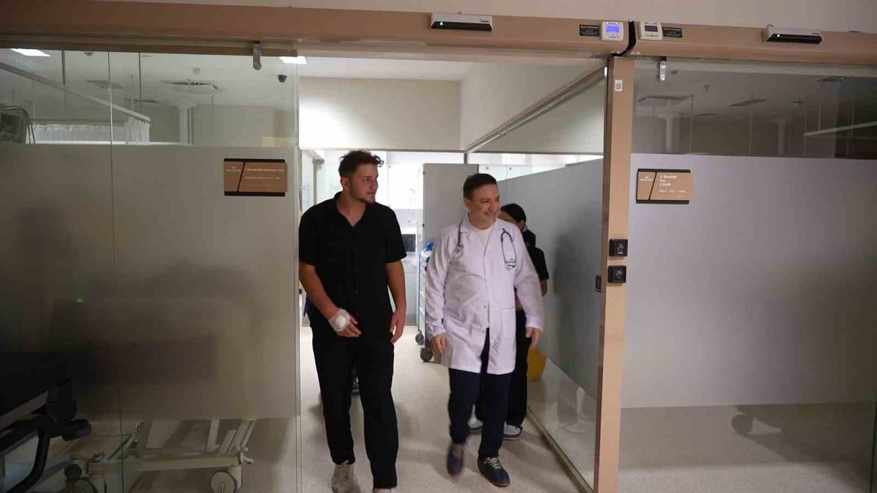 GENÇ, KALDIRILDIĞI HASTANEDE GÖĞÜS HASTALIKLARI UZMANI PROF. DR. ŞEVKET ÖZKAYA'NIN UYGULADIĞI...
