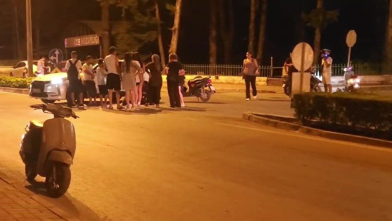 ANTALYA'NIN MANAVGAT İLÇESİ'NDE MANEVRA YAPARAK DÖNMEYE ÇALIŞAN OTOMOBİLE MOTOSİKLETİN ÇARPMASI...