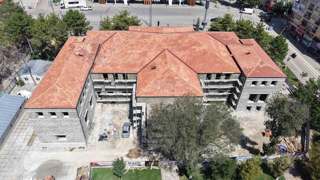 ELAZIĞ BELEDİYESİ'NİN TARİHİ ÖĞRETMENEVİNDE YÜRÜTTÜĞÜ GÜÇLENDİRME VE RESTORASYON ÇALIŞMALARI TÜM...