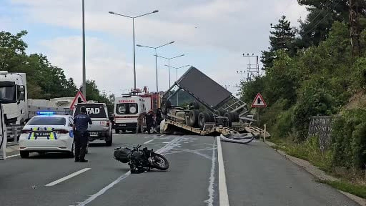 Karabük-Bartın yolunda feci kaza: Tır devrildi, savrulan kato eve saplandı, kapının önündeki...