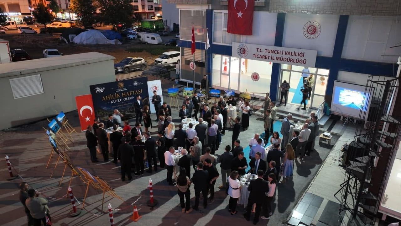 TUNCELİ’DE 39. AHİLİK HAFTASI KAPSAMINDA DÜZENLENEN ETKİNLİKLERDE ESNAF VE SANATKÂRLAR İLE KAMU...